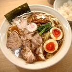 長岡食堂 東京ラーメン横丁店 - 味玉醤油半チャーシューメン大盛り＋ライス