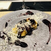 鉄板焼き あさひ - フォアグラクレープ包み❣️上に乗ってるチーズと周りのブルーベリーソースが合う！
