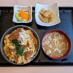 味の八珍亭 - かつ丼 1,050円