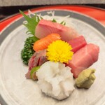 呉竹鮨 - 刺身盛り合わせ。手前のタコ刺しがお花みたい♪