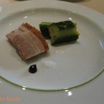 中国飯店 富麗華 - 豚バラのクリスピー焼き、胡瓜のXO醤和え
