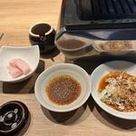 肉処泰山 - 注文すると火が入りニンニクダレと生姜ダレ、辛味味噌や牛脂が運ばれてきました。