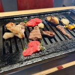 肉処泰山 - ロースターで好みの焼き加減でタレを付けていただきましたが、私はニンニクダレに辛味味噌を少しつけて頂くのが一番好きでした・・・