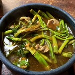 泰明庵 - せりカレーそば。根っこ入れる？入れますー。