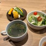 肉処泰山 - 続いて焼野菜、サラダ、ワカメスープの登場です。
 