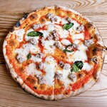 ノストラーノ - ピザ 自家製サルシッチャ（ソーセージ）入りマルゲリーター トマトベース