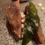 スリオラ - 鳩のローストは下にりんごのサラダ上に桜の葉の塩漬け