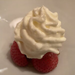 スリオラ - デザートのイチゴはスモークしてありミルクは異なる3層が乗ってます