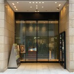 スリオラ - 交詢ビルディング入口