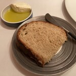 スリオラ - 自家製ライ麦パン（ホイップバター＆オリーブオイル）