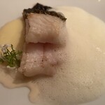 スリオラ - ナメタガレイの骨付き炭火焼きはじゃが芋のピューレと濃厚チーズソースと共に