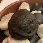 スリオラ - 黒い揚げパンは中にブラックオリーブのピューレが入ってます