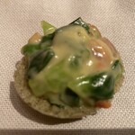 スリオラ - 青海苔チップスの上に赤貝と海藻のジュレ