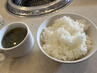 Yakiniku Juujuu Karubi - セットのスープとライス（お代わり自由）