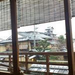 Manjirou - 窓からは京都ならではの「はんなり」な雰囲気が臨めます。