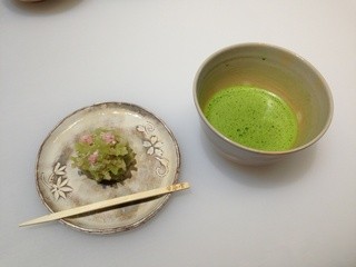 甘春堂 - 私の作った和菓子(きんとん)お抹茶と一緒に店内で頂きました。
