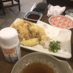 ろばた仁 - イカゲソ天ぷらに沖縄の塩も付いてきた。かなり、ポイント高い！もちろん、ゲソの柔らかいと言ったら