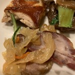 月苑飯店 - 前菜、若鶏の広東香味揚げ、牛肉とマッシュルームの牡蠣ソース炒め