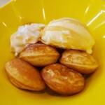 Hama Zushi - ミニパンケーキアイスクリーム添え(ほんとにミニ)
