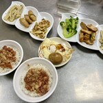 梁記嘉義鶏肉飯 - めんま、さつまあげ、たまごやき、ぶろっこりー、おしどうふ、めんま。わん！