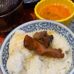 肉のよいち - 焼いた肉を溶き卵に浸けて頂くうち、溶き卵に適度な味噌味付き醤油不要の卵かけご飯で〆