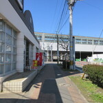 Touchikuken - 店前、正面はJR折尾駅の立体ホーム