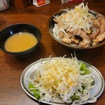 とリビアー - せせり焼きとり丼(税込660円)