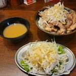 Toribia- - せせり焼きとり丼(税込660円)