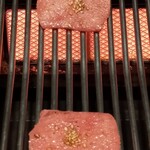 にく稲 - 焼き網に水を通している特製焼網で焦げ付かないです！