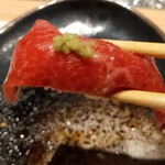 にく稲 - 赤身肉寿司には山葵をトッピングして頂きます。