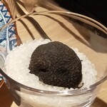 にく稲 - 削る前にトリュフを見せて貰いました。