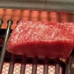 にく稲 - 赤身ステーキ肉を焼いて一度下げて瞬間スモークします。