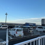 ラーメン洋 - 駐車場は隣のTRIAL内に