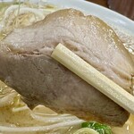 ラーメン洋 - トロリとした口どけがたまらないバラチャーシュー