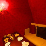 シュビドゥバ - 赤い壁とハートの光の個室