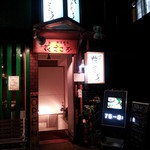 階段を下りて地下です