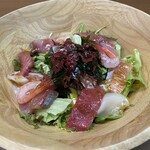 新潟肉と海鮮・50種の地酒 つるまる - 地物近海産魚介の和風サラダ