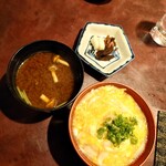 りょうりや 御旅屋 - しらうおの卵とじ丼　赤だし大盛