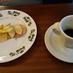 六花亭 喫茶室 - コーヒーとアップルパイ。すみません、コーヒー飲みかけでした。