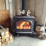 けや木 - 店内を暖める薪ストーブ