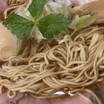 麺のカミの - ストレート細麺　貝心醤油は中太麺