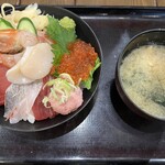 海鮮居酒屋 山傳丸 - 特選海鮮丼、味噌汁付き1,480円