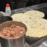 ぼてやん多奈加 - この段階では普通のお好み焼きのように見えます
