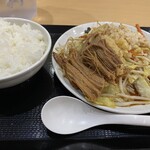 Yasai Itamesenmonten Bejiya - 野菜炒め300g醤油味で野菜、ニンニク、背脂普通