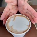 B-yond - カフェ・モカ 570円　お手々プライスレス