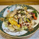 美膳茶寮 千 - 美しいお皿で提供されます