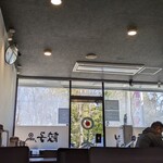 大泉ラーメン 日太 - わたしの席から見た景色。真ん中が入口のドア。