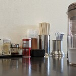 大泉ラーメン 日太 - わたしの席から見た景色。調味料達。結局使うの忘れちゃいました。そのまんまのお味がベストだから要りませんでした。