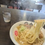大泉ラーメン 日太 - 熱々(アッツアツ)だから湯気モウモウです。啜(すす)ってみますね。ずっずっずーーーっ　初めて知り合った麺ですね。いつもの佐野ラーメンではありません。モチモチ感？いや弾力だ、啜るときに僅かに伸びるもん。