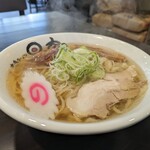 大泉ラーメン 日太 - わたしの大好きな「の」から時計回りに具を紹介地でいきます。鳴門巻・トロパ(トロ排骨)・支那竹・叉焼、そして中央に刻み葱です。